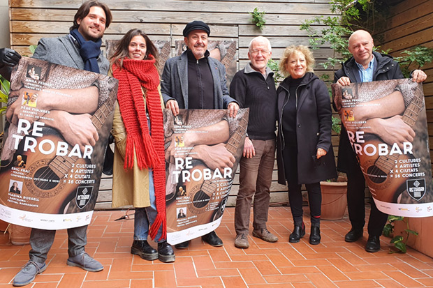 De izquierda a derecha: El codirector del BarnaSants, Marçal Girbau; la cantautora menorquina Anna Ferrer; el director del BarnaSants, Pere Camps; el cantautor occitano Eric Fraj; la cantautora catalana Marina Rossell; y el presidente de Convergència Occitana, Joan-Francés Laffont. © Xavier Pintanel