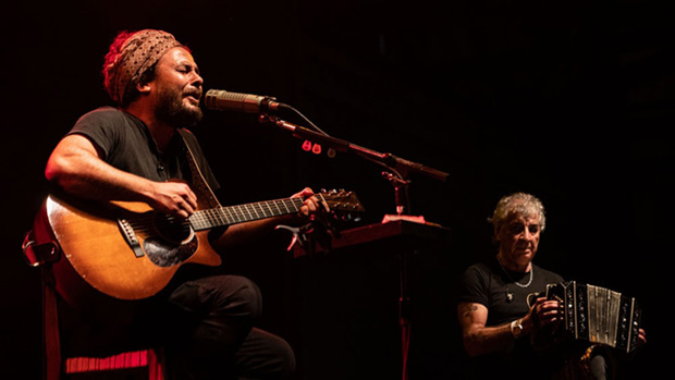  El musico cantó de manera impecable secundado por un grupo de lujo. © Camila Godoy