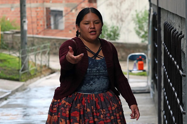 La joven aimara boliviana Alwa habla durante una entrevista con Efe el 22 de marzo de 2022, en La Paz (Bolivia). © Martín Alipaz