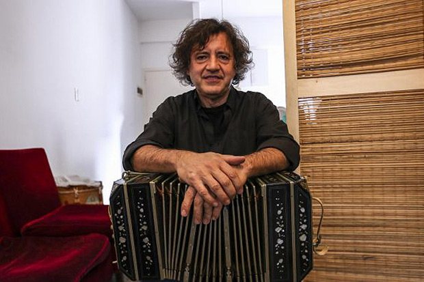 El bandoneonista Pablo Zapata posa para fotos durante entrevista con Efe el 7 de junio de 2022 en Buenos Aires (Argentina). © EFE|Juan Ignacio Roncoroni