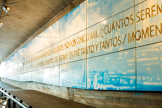 Mural confeccionado por Jorge Tacla, ubicado en el Museo de la Memoria y los Derechos Humanos de Santiago. © Museo de la Memoria y los Derechos Humanos
