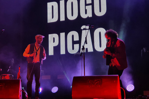 El cantautor y saxofonista portugués Diogo Picão ofreció un sorprendente concierto que fusionó las músicas de los países de influencia lusa, como Mozambique, Cabo Verde o Brasil. © Xavier Pintanel