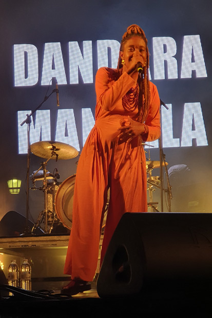 La brasileña Dandara Manoela llenó el escenario de la Praça de Bocage de música afrobrasileña y MPB. © Xavier Pintanel