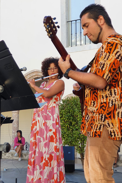 El Dúo Somaris, formado por los venezolanos Bárbara Bolívar y Antonino Croce ofrecieron con concierto conceptual en el que contaron su salida de Venezuela, siempre con el acompañamiento de su banda sonora personal. © Xavier Pintanel