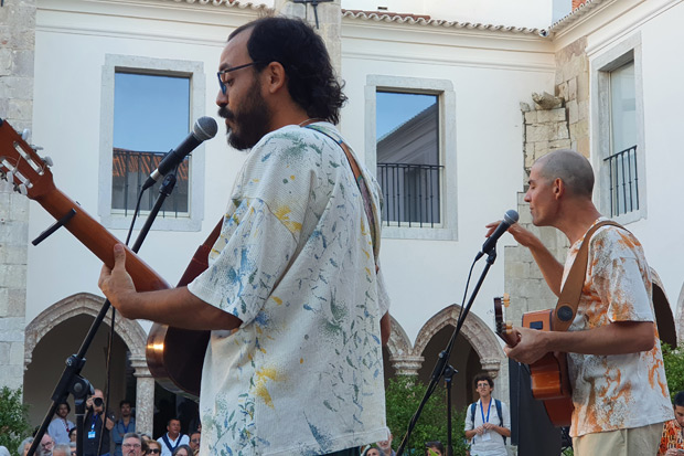 Los chaqueños Lalo Aguilar y Seba Ibarra ofrecieron un concierto, juntos pero no revueltos, dentro de la tradición de la canción de autor donde ambos intercalaron sus canciones y su protagonismo en un espectáculo cargado de alta sensibilidad. © Xavier Pintanel