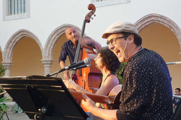 La cantaora y cantautora andaluza Fátima Rü navegó entre el jazz, el flamenco, la copla y el bolero; acompañada por el guitarrista Pedro Pedrosa y el contrabajista Raúl Platz. © Xavier Pintanel