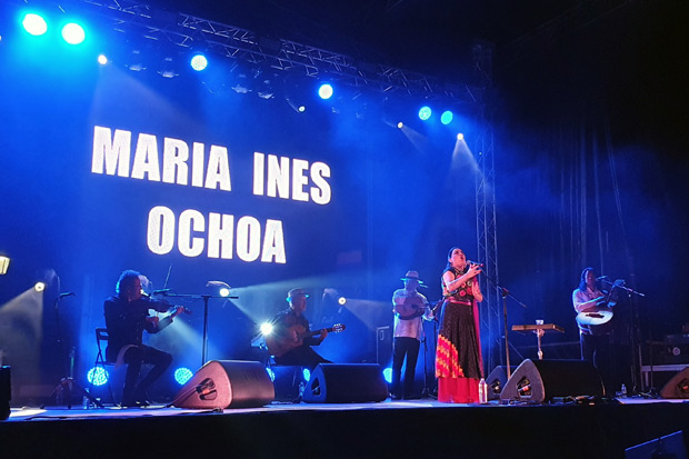 La mexicana María Inés Ochoa ofreció con concierto cargado de fuerza, potencia vocal y compromiso, en el que incluyó un homenaje a su madre Amparo Ochoa. © Xavier Pintanel