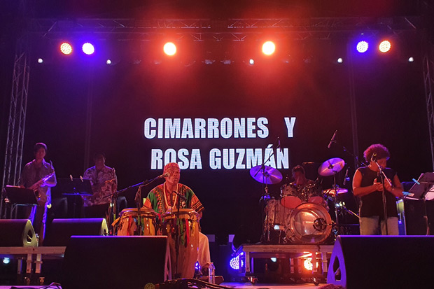 La banda Cimarrones, pionera en la fusión del jazz con la música afroperuana, ofreció un concierto muy vivo, con una desaprovechada Rosa Guzmán. © Xavier Pintanel
