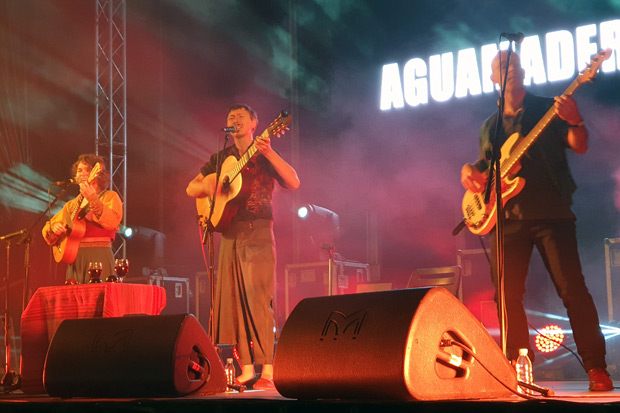 Aguamadera es un dúo argentino radicado en Francia formado por María Cabral y Marco Grancelli que explora el folclore latinoamericano. © Xavier Pintanel