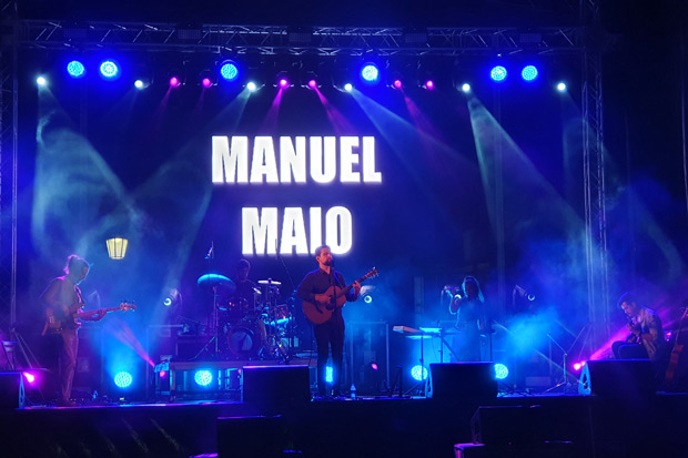 El portugués Manuel Maio convoca el espíritu de la música tradicional portuguesa en un delicado camino musical hacia la canción de autor. © Xavier Pintanel