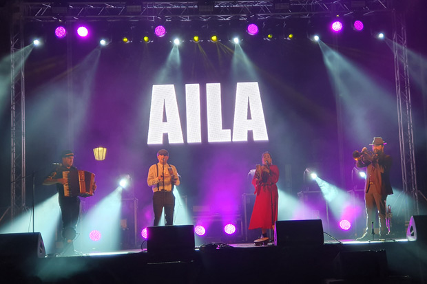 La banda Ailá confirma el buen momento por el que está pasando la música gallega. Una propuesta que recopila cantos de transmisión oral para construir un sonido contemporáneo. © Xavier Pintanel