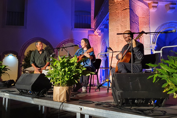 La costarricense Rosa Sánchez, acompañada con solvencia a la guitarra por Héctor Serrano y a las percusiones por Gaddafi Núñez, ofreció un concierto cargado de música de Latinoamérica y de compromiso social; con un respetuoso recuerdo a Mercedes Sosa. © Xavier Pintanel