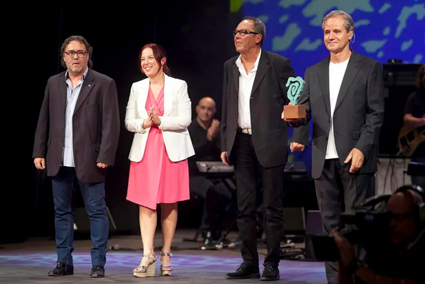 Foto tomada en septiembre de 2014: los miembros del grupo Taburiente recogen el premio que concede el periódico Diario de Avisos de la mano de la entonces vicepresidenta del Gobierno de Canarias, Patricia Hernández. © EFE/Ramón de la Rocha