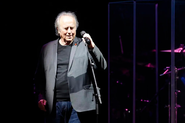 Joan Manuel Serrat se presenta en el Zócalo de Ciudad de México (México). © EFE|José Méndez