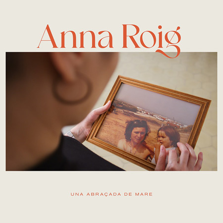 Portada del single «Una abraçada de mare» de Anna Roig.