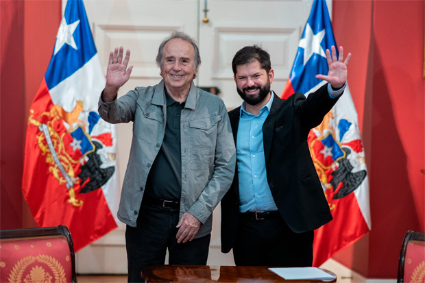 Joan Manuel Serrat y el presidente de Chile Gabriel Boric. © Prensa Presidencia de la República de Chile