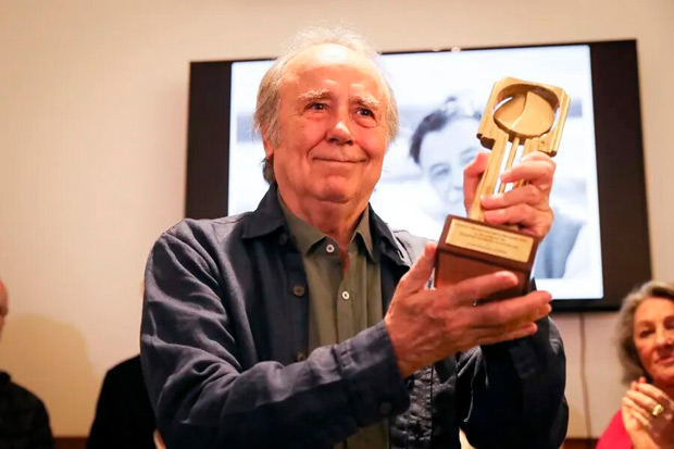 Joan Manuel Serrat recibe el premio internacional de Derechos Humanos Mario Benedetti en Montevideo. © EFE|Raúl Martínez