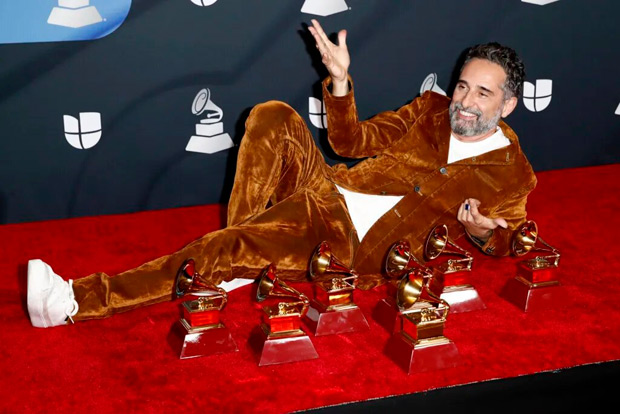 Jorge Drexler posa con los grammys conseguidos en la 23ª edición de los Premios Grammy Latinos en Las Vegas. © EFE|Caroline Brehman