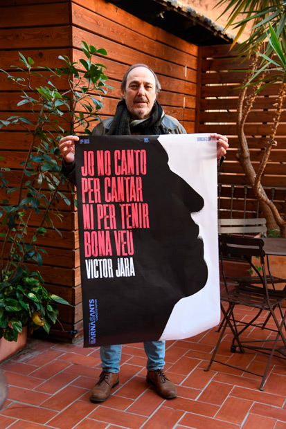 Pere Camps, director del festival, sosteniendo el cartel gráfico de la vigésimo octava edición del proyecto cultural BarnaSants. © BarnaSants|Juan Miguel Morales