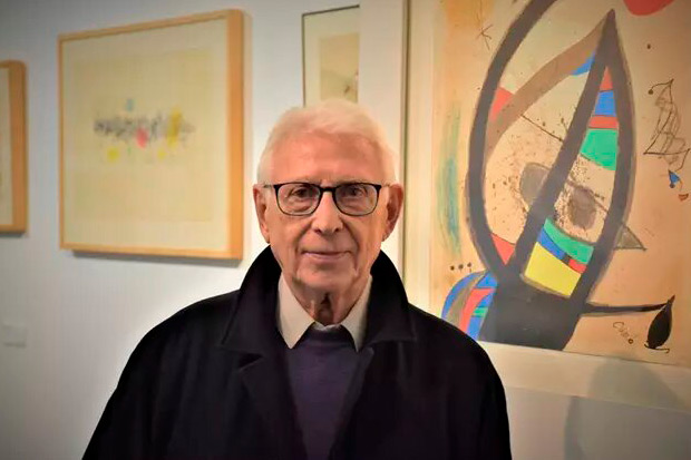 Raimon posando ante un Miró. © Ajuntament de Xàtiva