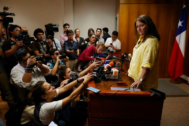 La ministra en visita para Causas de Derechos Humanos, Paola Plaza, participa durante una rueda de prensa tras recibir informe con información crucial sobre la muerte del Nobel chileno Pablo Neruda, hoy, en Santiago de Chile (Chile). © EFE|Elvis González