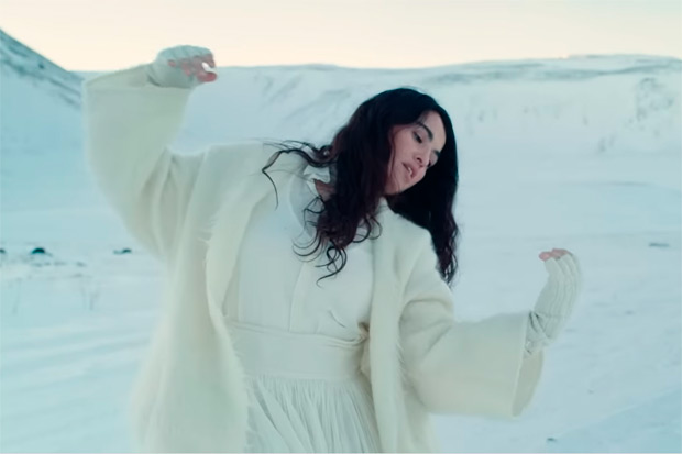 Sílvia Pérez Cruz en un fotograma del vídeo «Toda la vida, un día» grabado en Islandia.