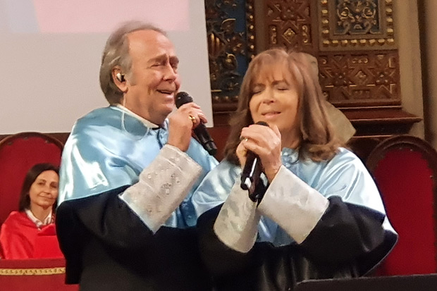 Joan Manuel Serrat y Maria del Mar Bonet interpretando «Amor Petit» acto de su nombramiento como doctores Honoris Causa por la Universidad de Barcelona. © Xavier Pintanel