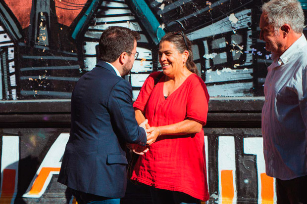 El presidente catalán Pere Aragonès con Amanda Jara y Cristián Galaz, presidenta y director ejecutivo respectivamente de la Fundación Víctor Jara. © Premsa Presidència de la Generalitat