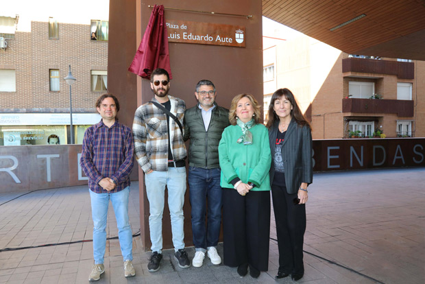 De izquierda a derecha: Eduardo Andradas, portavoz de Podemos; Miguel Aute; Rafa Sánchez Acera, Vicealcalde de Alcobendas; Rosario Tamayo, concejala de Cultura; y Cristina Narea. © Ayuntamiento de Alcobendas