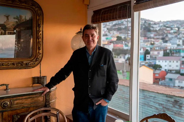 Luis García Montero posa durante una entrevista con EFE el martes 18 de abril de 2023, en La Sebastiana, una de las casa-museos que pertenecieron a Pablo Neruda, en Valparaíso (Chile). © EFE|Adriana Thomasa