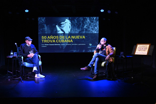 Víctor Casaus y Pere Camps en el conversatorio «50 años de la Nueva Trova Cubana» que tuvo lugar el pasado 19 de abril en Casa Amèrica Catalunya, donde además se proyectó el documental de Casaus «Que levante la mano la guitarra». © Juan Miguel Morales