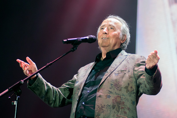 Joan Manuel Serrat en su último concierto de la gira «El vicio de cantar». © Xavier Pintanel