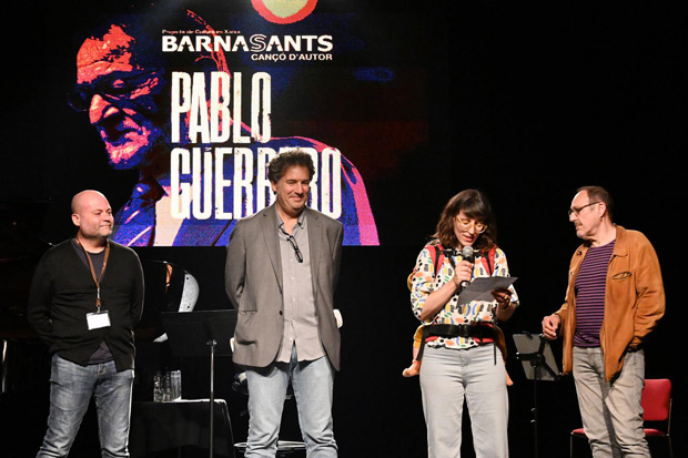 Laura C. de Agorreta anuncia el premio BarnaSants 2023 a la Trayectoria al cantautor y poeta Pablo Guerrero. © Juan Miguel Morales
