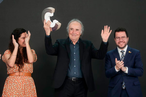 Joan Manuel Serrat recibe el premio de la mano de Sílvia Pérez Cruz en presencia del presidente del gobierno catalán Pere Aragonès. © EFE|Quique García