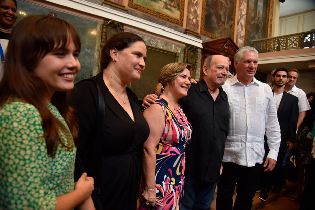 Silvio Rodríguez con su esposa Niurka González, su hija Malva y el presidente de Cuba Miguel Díaz-Canel. © ACN|Omara García Mederos