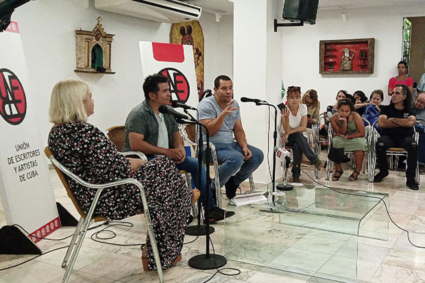 Israel Rojas y Yoel Martínez, integrantes del grupo cubano Buena Fe, sostuvieron hoy un encuentro con intelectuales en la sede de la Unión de Escritores y Artistas de Cuba (Uneac). © ACN