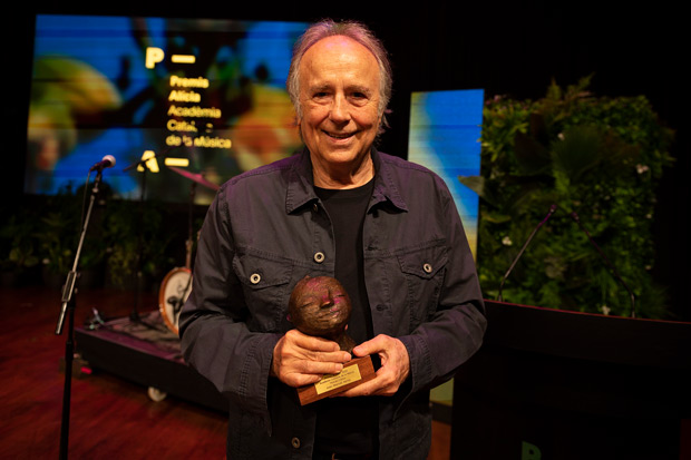 Joan Manuel Serrat recibe el premio Alícia a la Trayectoria en los Premios Alícia 2023. © Alice Brazzit|Acadèmia Catalana de la Música