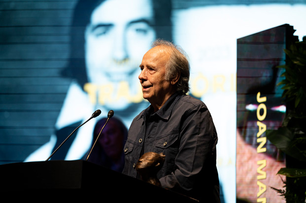 Joan Manuel Serrat en su discurso de agradecimiento por el premio Alícia a la Trayectoria. © Alice Brazzit|Acadèmia Catalana de la Música