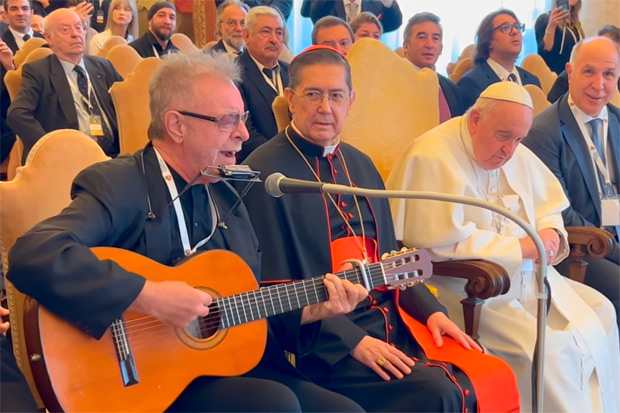 León Gieco cantando para el Papa Francisco.