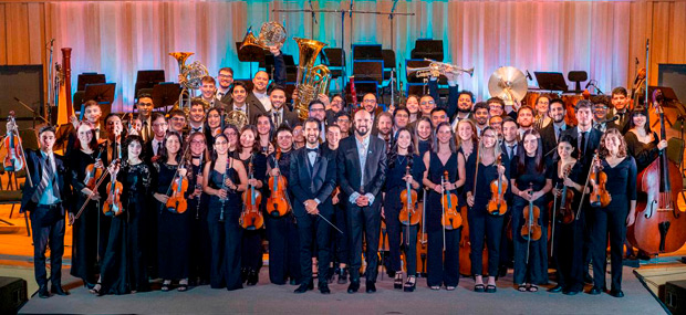 Abel Pintos con la Orquesta Académica del Teatro Colón.