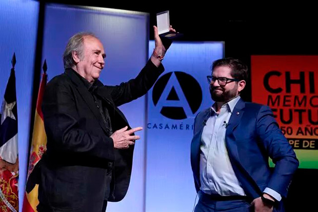 El presidente de la República de Chile, Gabriel Boric entrega una medalla a Joan Manuel Serrat, durante el acto Chile: memoria y futuro a 50 años del golpe de Estado, en Casa de América el 15 de julio de 2023 en Madrid (España). © Jesús Hellín|EP