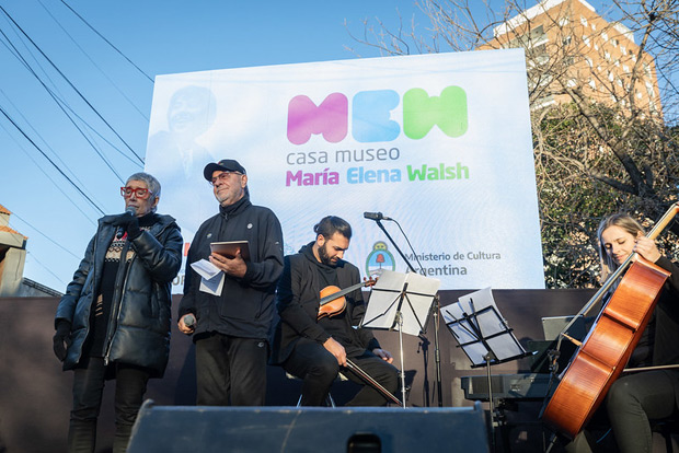 Teresa Parodi y León Gieco en la inauguración de la Casa Museo María Elena Walsh. © Ministerio de Cultura de Argentina