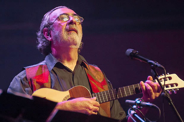 Manolo Miralles con el guitarró. © Xavier Pintanel