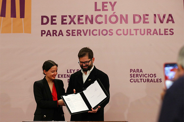 El Presidente de la República de Chile Gabriel Boric Font, junto a la ministra de las Culturas, las Artes y el Patrimonio, Carolina Arredondo Marzán. © Ministerio de las Culturas, las Artes y el Patrimonio