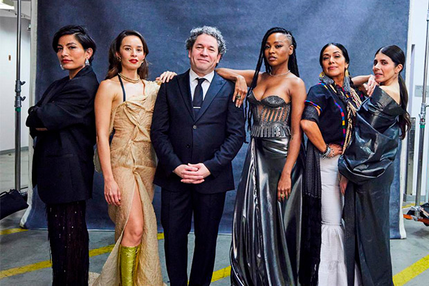 Gustavo Dudamel posa con las cantantes, (de izquierda a derecha), Ana Tijoux, Catalina García, Goyo, Lila Downs, y Ely Guerra. © Danny Clinch|Los Angeles Philharmonic Association