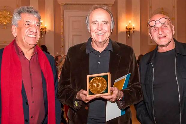 Joan Manuel Serrat, junto al presidente del Centro PEN alemán, José F.A. Oliver (der.) y Najem Wali, vicepresidente y representante del programa Writers in Prison. © Christoph Rau