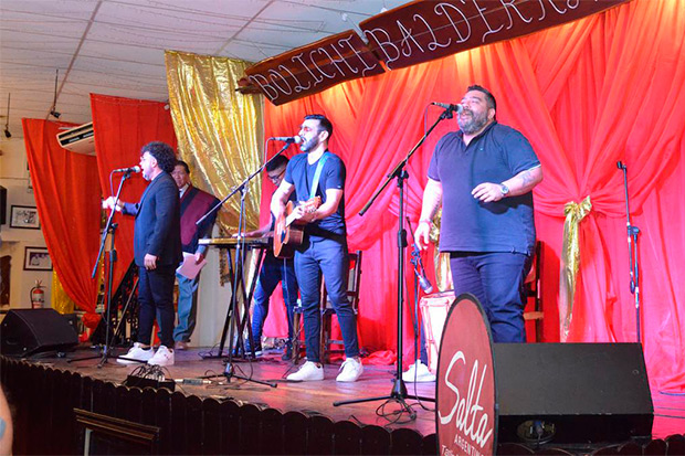 La presentación realizada en la peña Balderrama de la ciudad de Salta incluyó un show folclórico a cargo de Los Guitarreros de Salta. © Cornu Engue