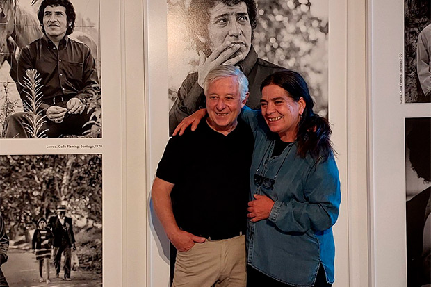 Antonio Larrea y Amanda Jara junto a la muestra «Víctor Jara. Dos miradas. 50 años» © Constanza Yáñez
