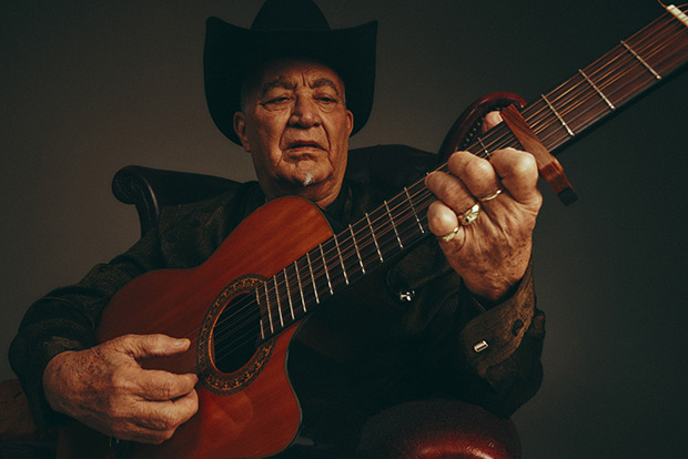 Eliades Ochoa.