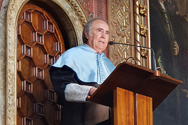 Joan Manuel Serrat en el acto de investidura de doctor honoris causa por la Universidad de Barcelona el pasado marzo de 2023. © Xavier Pintanel